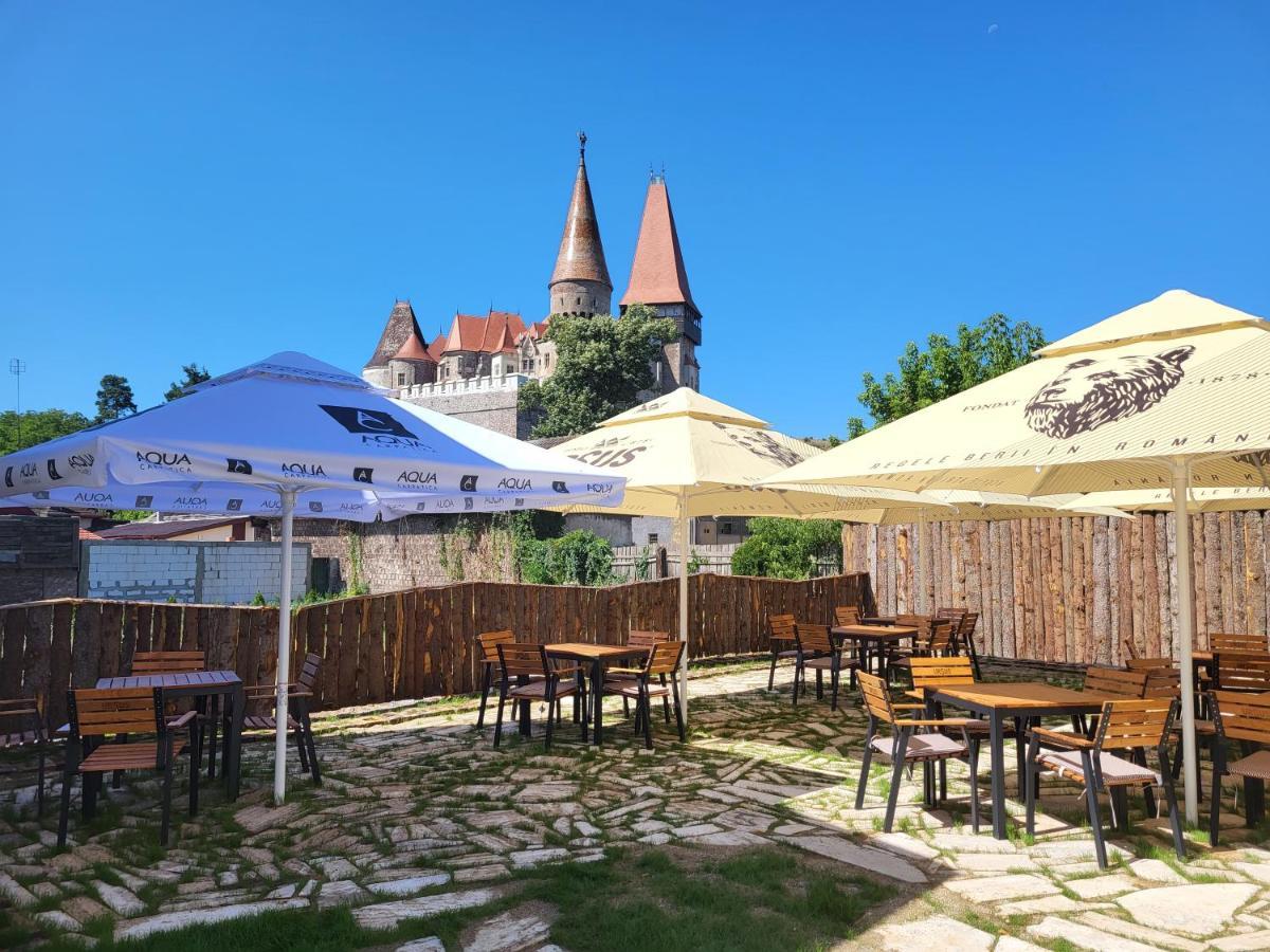Pensiunea Hanul Huniazilor Hunedoara Exterior foto