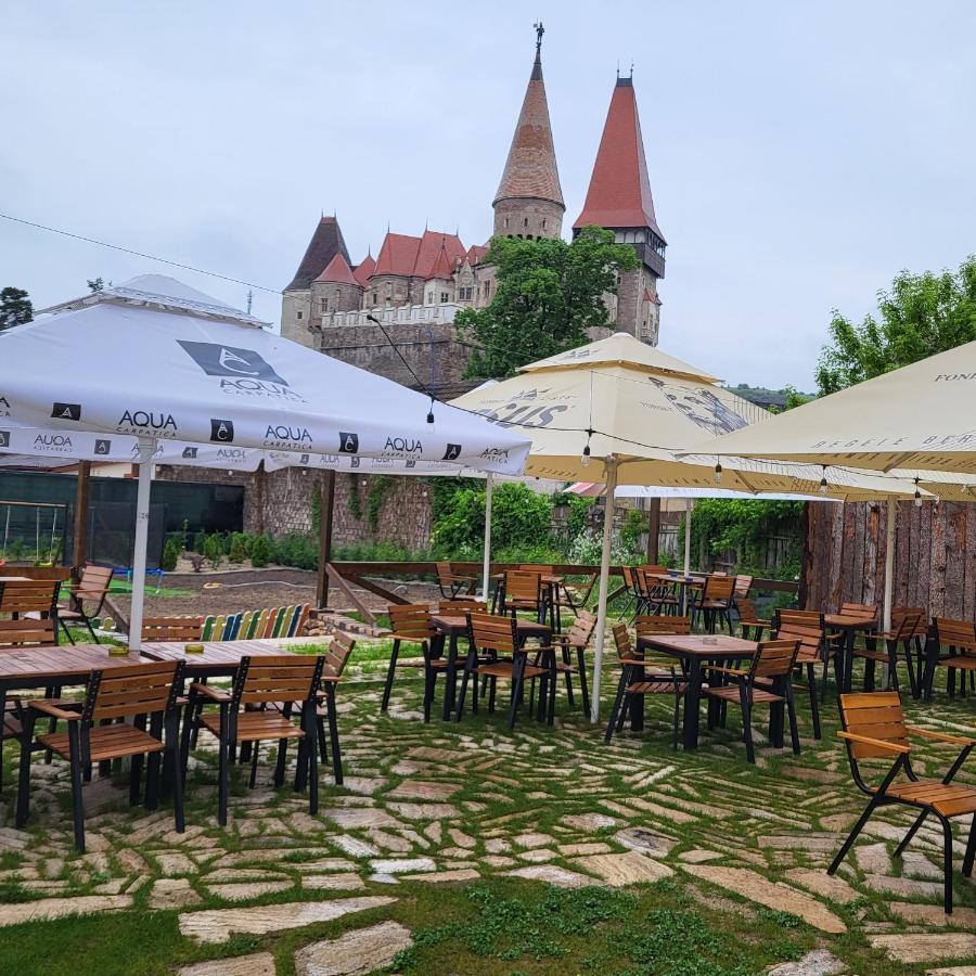 Pensiunea Hanul Huniazilor Hunedoara Exterior foto