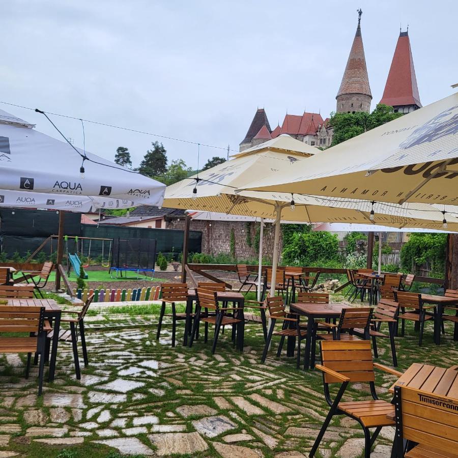 Pensiunea Hanul Huniazilor Hunedoara Exterior foto