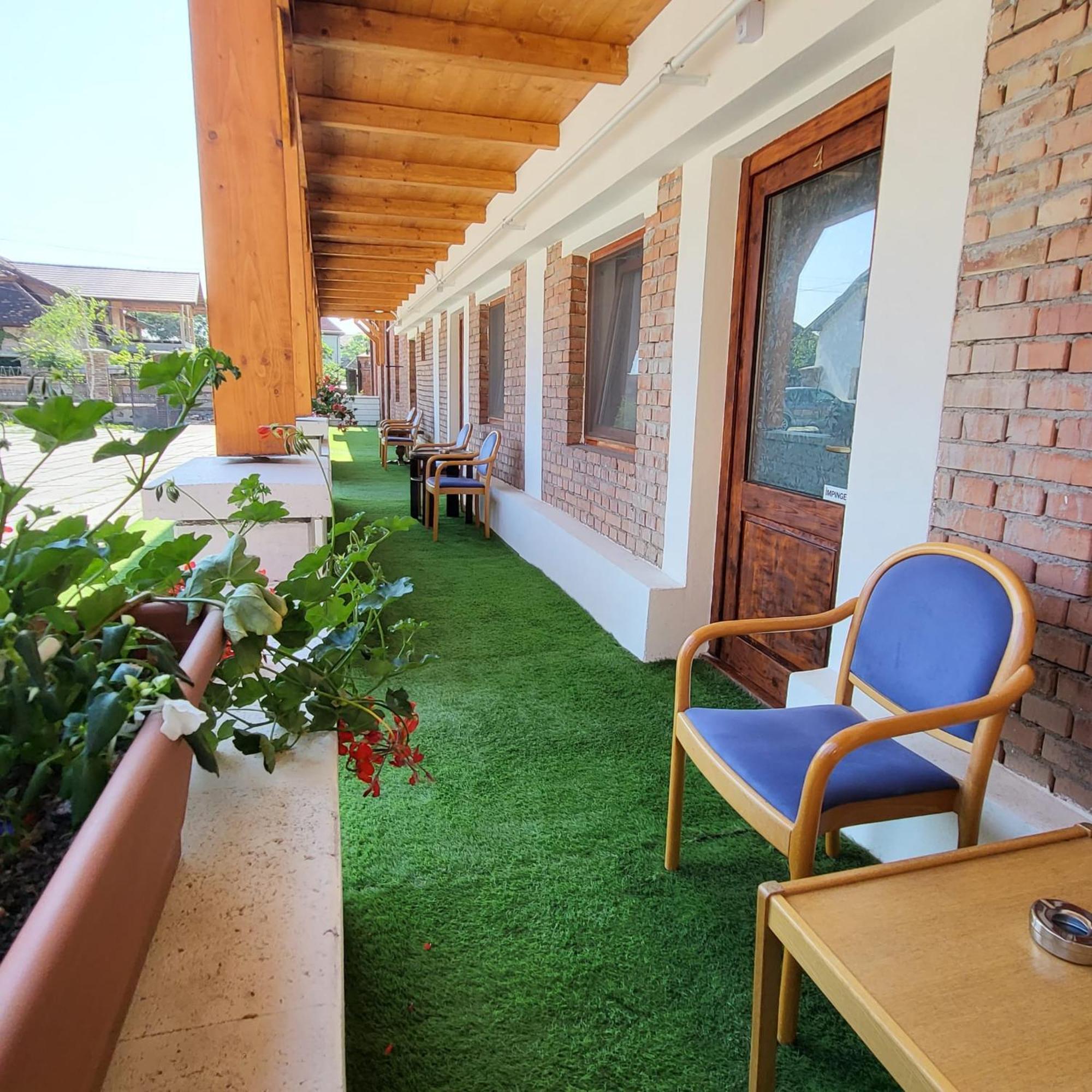 Pensiunea Hanul Huniazilor Hunedoara Exterior foto